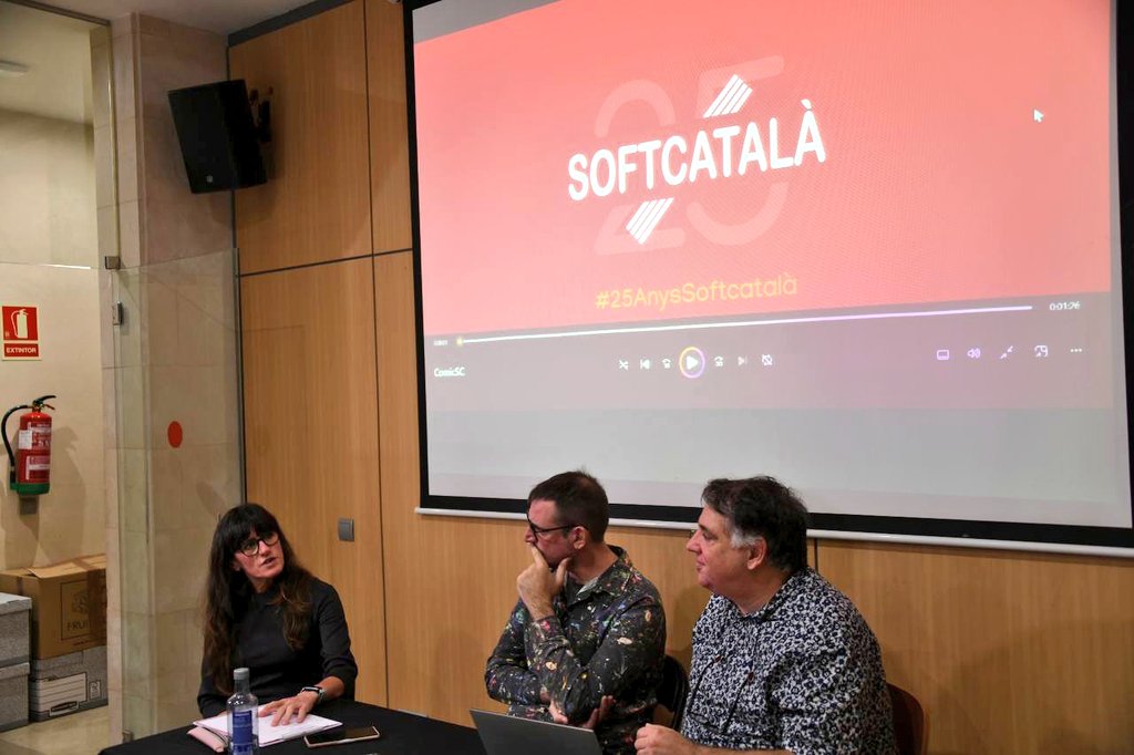 softcatala's tweet photo. Els companys @lequim i @jordimash amb @tonapou ❤️. https://t.co/zv5WDuoCut
