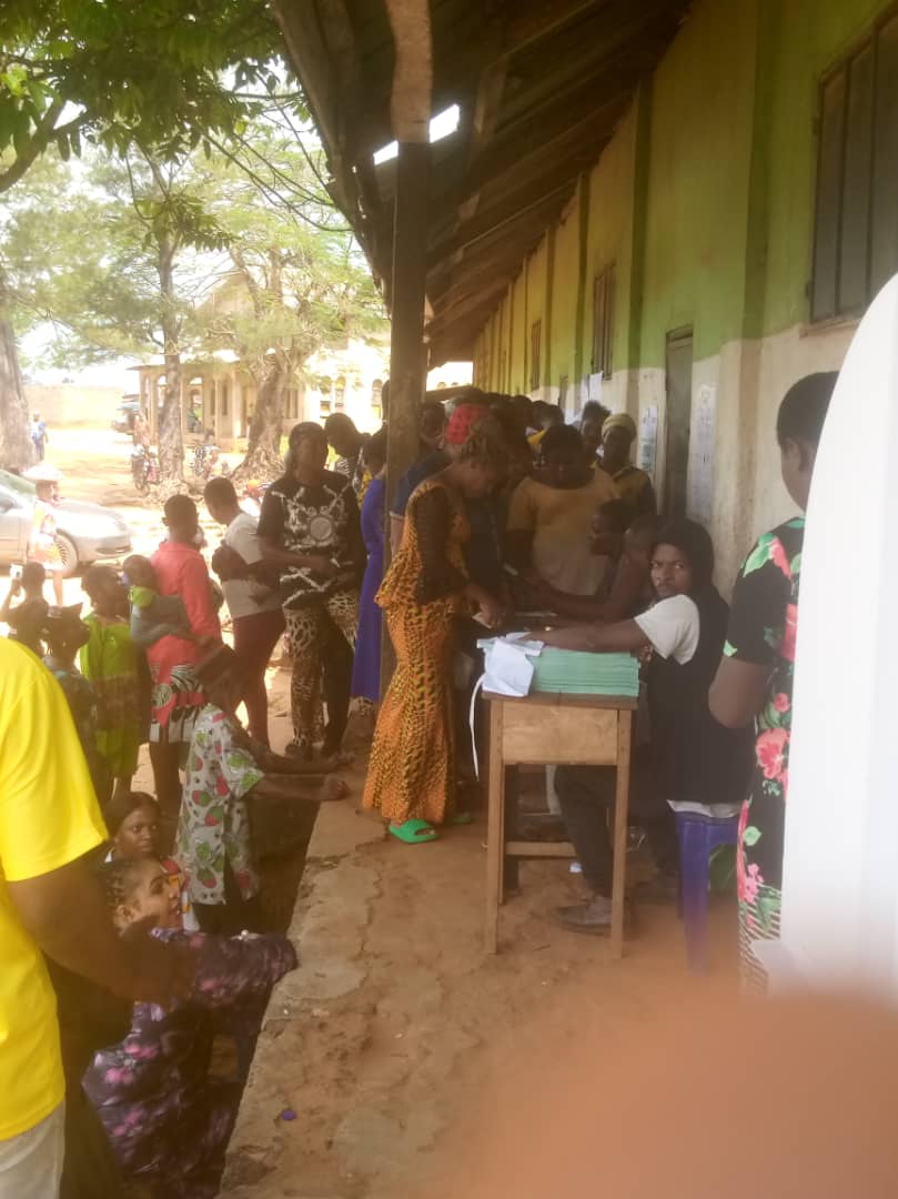 cleenfoundation's tweet photo. Time: 11:26. LGA: Onuimo .
Ward: Umuna ward 5.
Pu : 002 Umuna Central School.
Report: APC agents are busy buying votes for 3k per voter. The APO 2 is handling the BVAS instead of the PO. There is a large turnout of voters. #CLEENESSC https://t.co/zX4W8Gjbiu