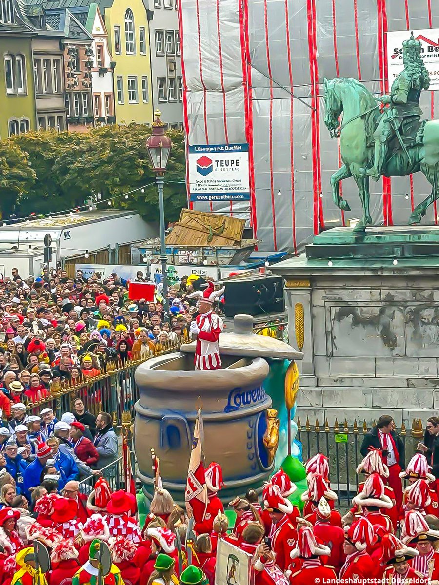 Der #Hoppeditz ist auf dem Marktplatz in #Düsseldorf erwacht! #Helau!  🥳🥳🥳 #Karneval, image size:900x1200
