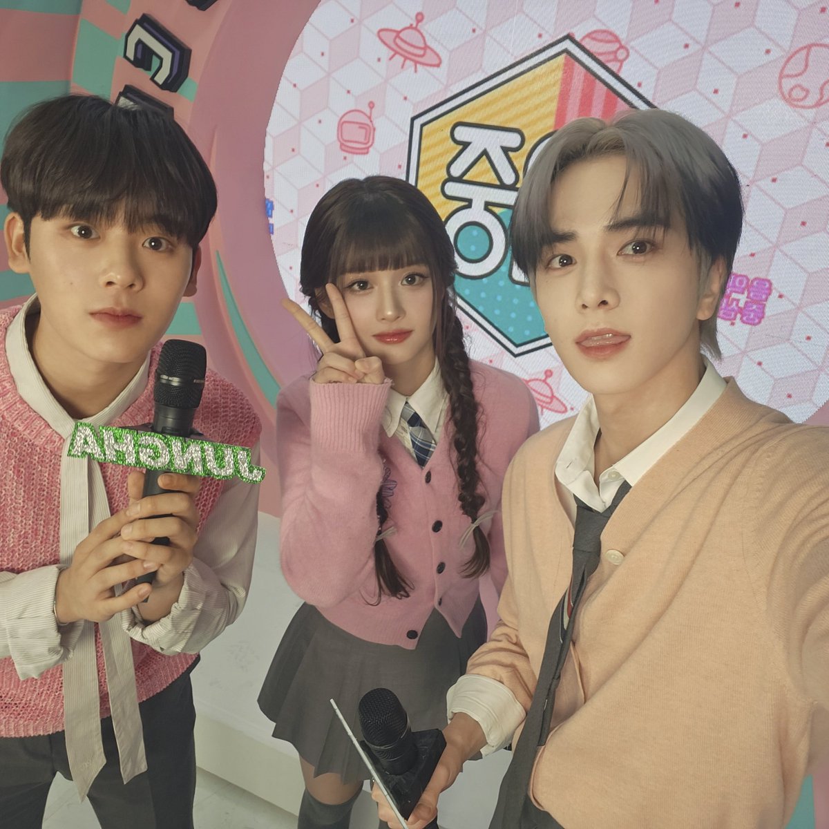 WE_THE_BOYZ's tweet photo. ( 영훈 ) 첫 mc 응원해 준 더비 너무 고마워 😊 
앞으로 더 좋은 모습 많이 보여줄게 🥰 https://t.co/k06ecRqJuR