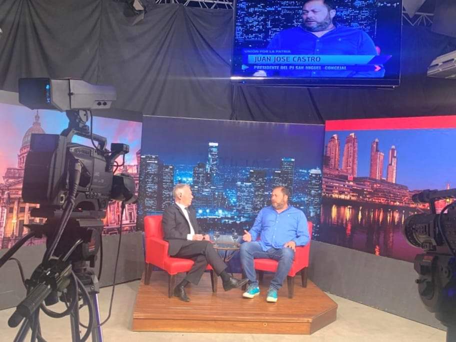 juanjo_castro's tweet photo. 📺 MANO A MANO CON DANIEL
Comparto algunas opiniones vertidas en la entrevista realizada por canal provincial de #TeleRed
🔹 Estamos felices de haber construido, defendido y aportado en San Miguel para que @Kicillofok sea nuevamente Gobernador y @SergioMassa ingrese al balotaje.
🔹 El triunfo de Axel, es un reconocimiento de los bonaerenses a su trabajo y honestidad.
🔹Sin dudas vamos a seguir trabajando codo a codo con el Gobernador y su equipo para que San Miguel siga avanzando.
🔹 Sergio va ser Presidente de todos los Argentinos por que tienen las condiciones para serlo y es el más preparado de los nuestros.
🔹 Este momento de la Argentina está en manos de un hombre que se preparo toda la vida para esto (Sergio)
🔹 Milei es un desequilibrado que no le importa nada.
🔹 Massa nos propone una Argentina que va a profundizar el desarrollo productivo, industrial, con generación de empleo y mejores ingresos.
🔹 Jaime Mendez y De La Torre van a cuidar los votos de Milei y tiene coherencia que lo hagan.
🔹 No estoy triste por haber perdido, solo angustiado de saber que por 4 años más, muchos vecinos van a seguir viviendo injusticias.
🔹 Obtener el 32%, 56 mil votos por primera vez como candidato a Intendente no está mal.
🔹 El escenario de tres tercios hacia un panorama complicado.
🔹 Estuvimos a 1.33% de lograr el ingreso del 5to concejal, de no haber mandado La Porta a cortar boleta.
🔹 Con La Porta esta terminada la relación política, su sociedad con Mendez afecta el triunfo del peronismo.
🔹 El 90% de Unión por la Patria va seguir construyendo en unidad para los próximos desafíos electorales.
🔹Gracias a todos mis compañeros que están dejando todo en esta campaña larguísima.
🔹 Si tengo un sueño? Que Sergio sea el Presidente de todos los Argentinos.