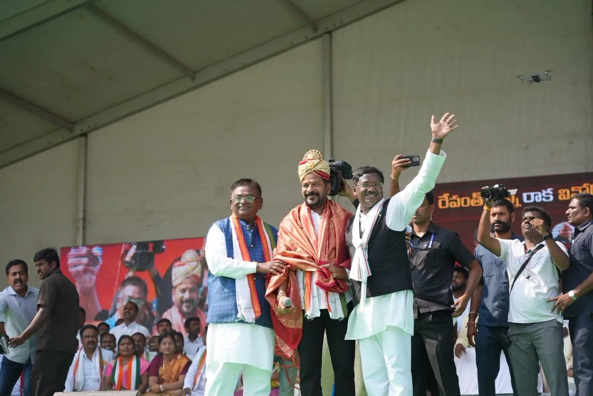 VivekVenkatswam's tweet photo. రేవంత్ రెడ్డి బహిరంగ సభ.

📷జై కాంగ్రెస్ జై జై కాంగ్రెస్ హస్తం గుర్తుకే మన ఓటు హస్తం మన నేస్తం 📷

📷📷 గడ్డం వివేక్ వెంకటస్వామి గారి నాయకత్వం వర్ధిల్లాలి📷📷

గెలిపిద్దాం గెలిపిద్దాం గడ్డం వివేక్ వెంకటస్వామి గారిని భారీ మెజార్టీతో గెలిపిద్దాం📷
#Chennur #assembly #election #sabha #rally #revanthreddy #rahulgandhi #teamvivekanna #bellampalle #telangana #singarenimuddubidda #byebyekcr #byebyesuman