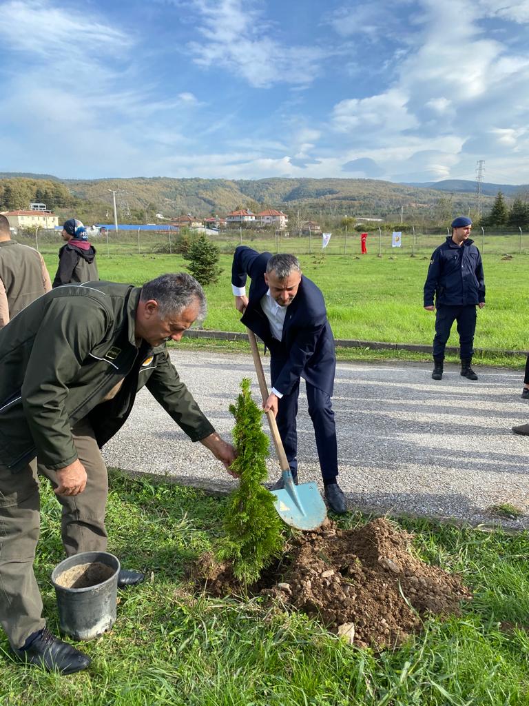 İYİ Parti İLÇE BAŞKANLIĞI OLARAK

Kaymakam'mımız sn: Kaymakam Ali Açıkgöz ile Kaynaşlı İlçe Jandarma Komutanlığı'ndaGeleceğe Nefes olmak ve yeşil bir vatan inşa etmek için ilân 11 Kasım Milli Ağaçlandırma Günü’müzde 
fidanlarımızı toprakla buluşturduk.