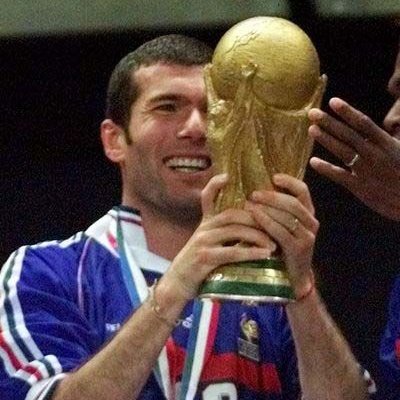 actubleus_'s tweet photo. 🇫🇷 Lequel a le plus marqué l'Histoire de l'Équipe de France ? 

  Zidane 🔄             Griezmann ❤️ https://t.co/LWu5C62emW