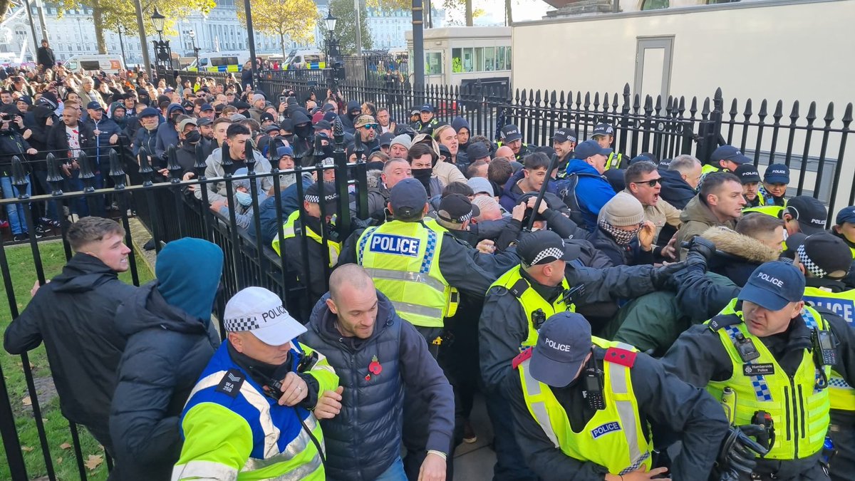 .⁦@hopenothate⁩ The moment far right thugs broke through (very thin) police lines. How was this allowed to happen? When people call out hate marches - this is it!