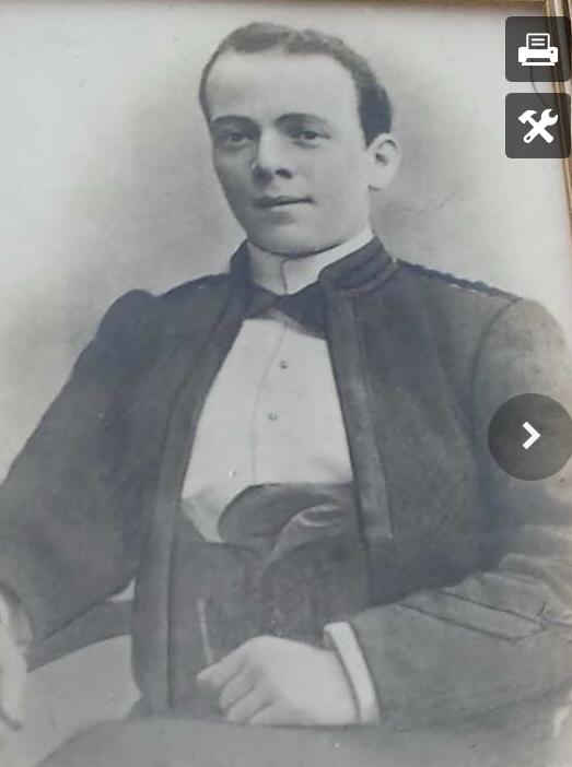 SianYvetteOwen's tweet image. 1923 - Society moved on
Those returned, still all gone
Flesh in pub, mind in France
Street filled with bloody advance
Car backfires, all jump for cover
Only comrades understand each other
Wake in a sweat surrounded by feathers

#RemembranceDay2023
#Silence all together 

#Vss365