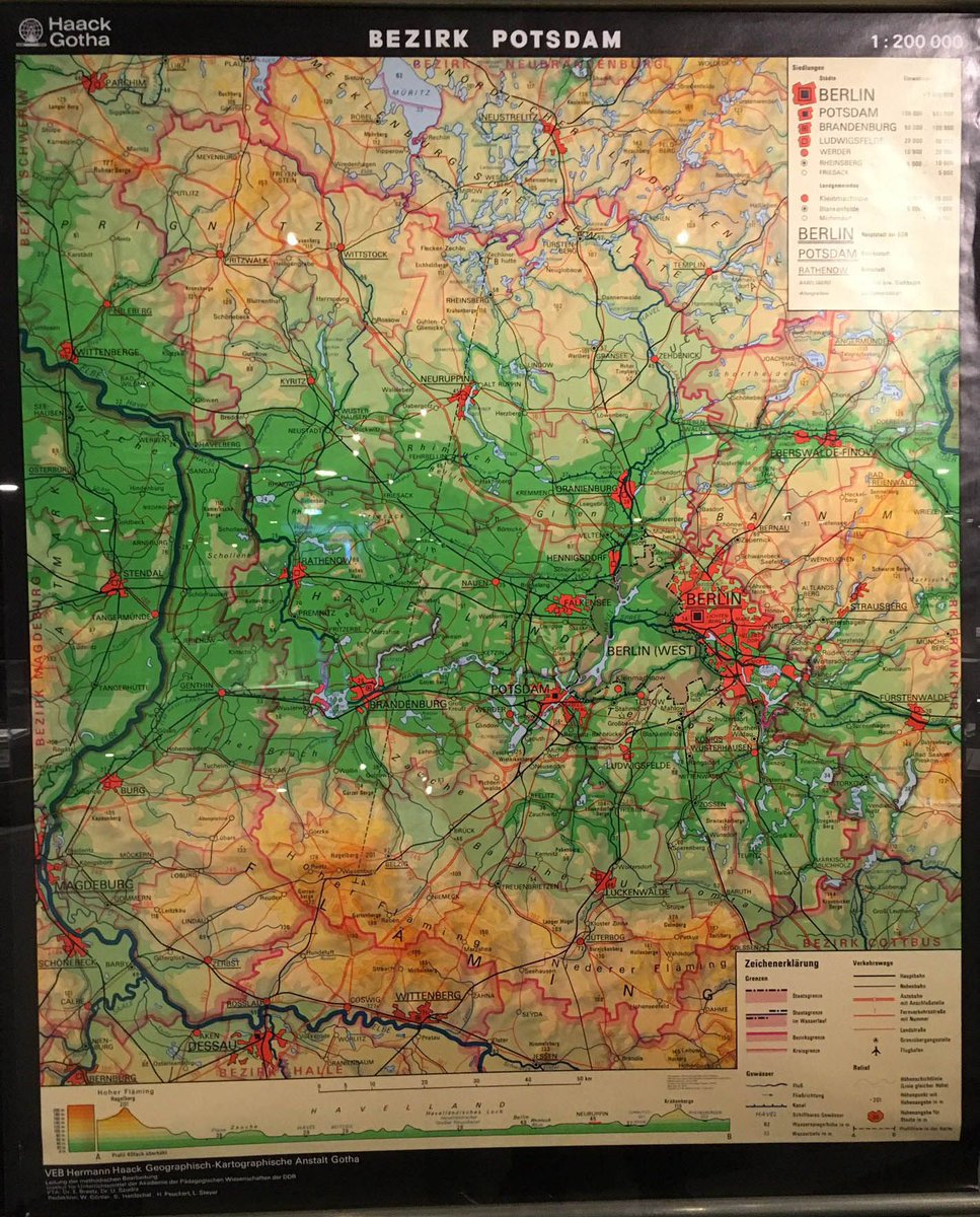 Tag 1️⃣1️⃣ der #30daymapchallenge - Kategorie: #Retro

Noch im Jahr 1989 auf einer Schulwandkarte politisch so gewollt: "Berlin - Hauptstadt der DDR" und nebenan die unbesiedelte grüne Oase West-Berlin. 

#Kartographie #mapporn #maps #DDR #Berlin #Deutschland #historisch