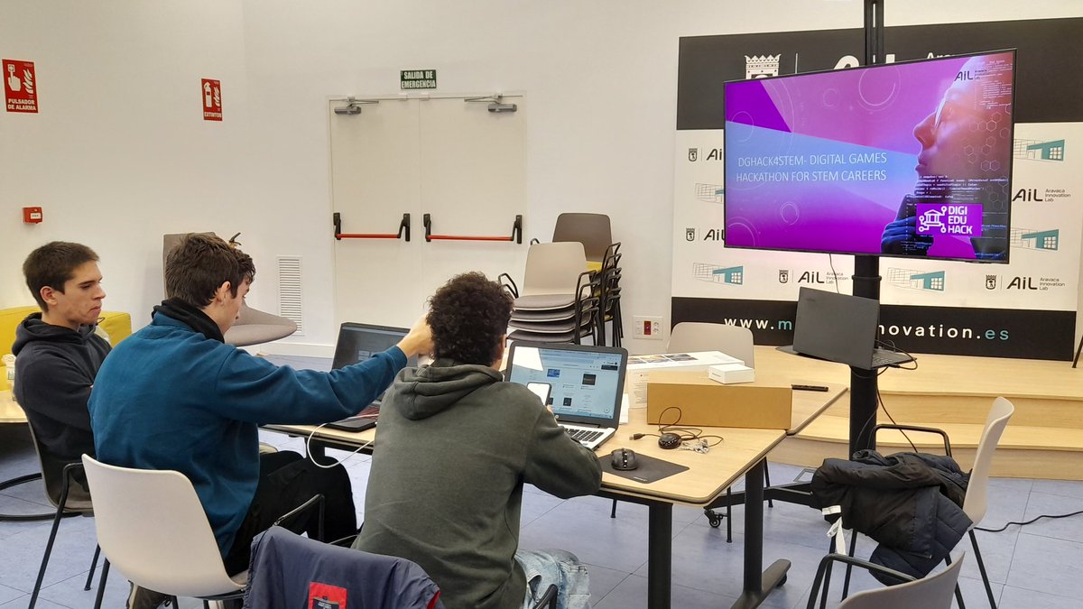 Aravaca_innolab's tweet image. El equipo del @IesGerardoDiego está finalizando su solución al reto DGHack4STEM de @DigiEduHack 
#DigiEduHack #EuDigitalEducation