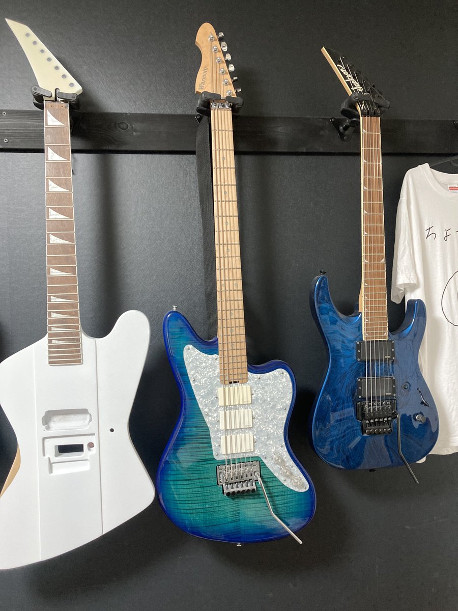 dkemg's tweet photo. @Senka_guitar 写真忘れていました。
ダダリオの0.24-0.84全て巻弦です。
#Warmoth
#Bass6
#FloydRose
#ベースの日 https://t.co/S6a39MYGYz