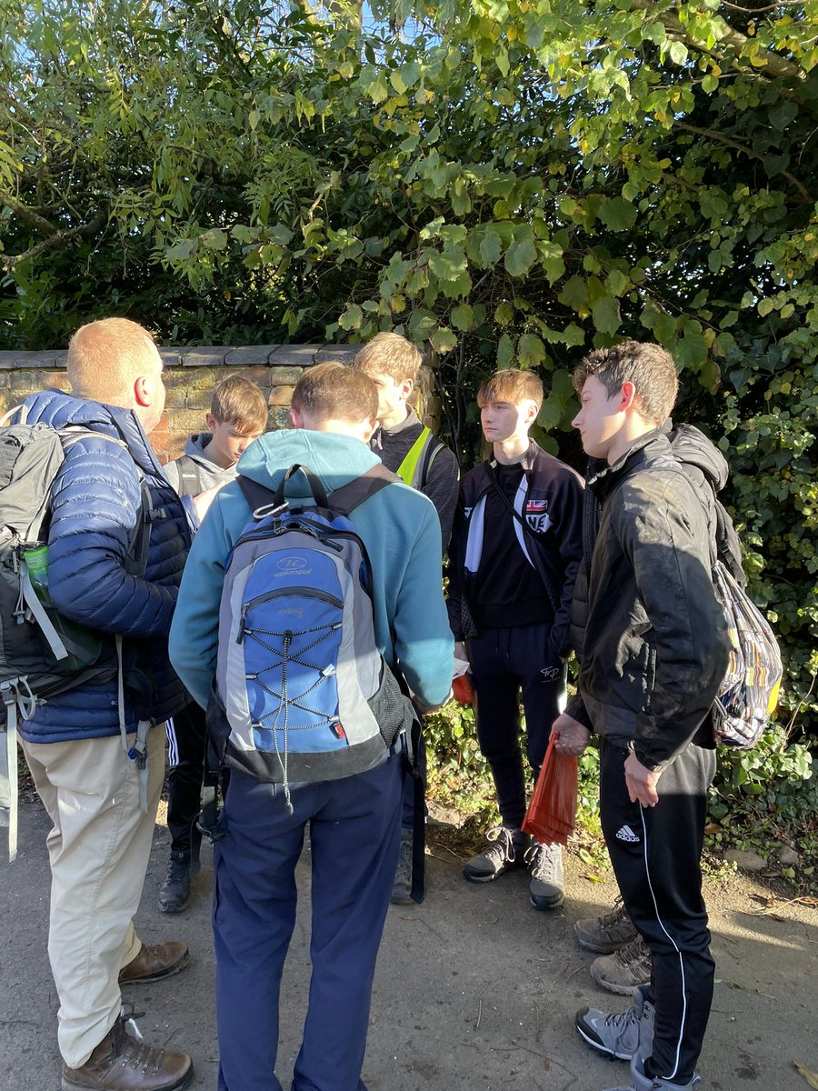 MissARonald's tweet photo. @LuttHigh Bronze TW 2 off to a beautiful sunshine start , very muddy under foot https://t.co/3Ro551VCHC