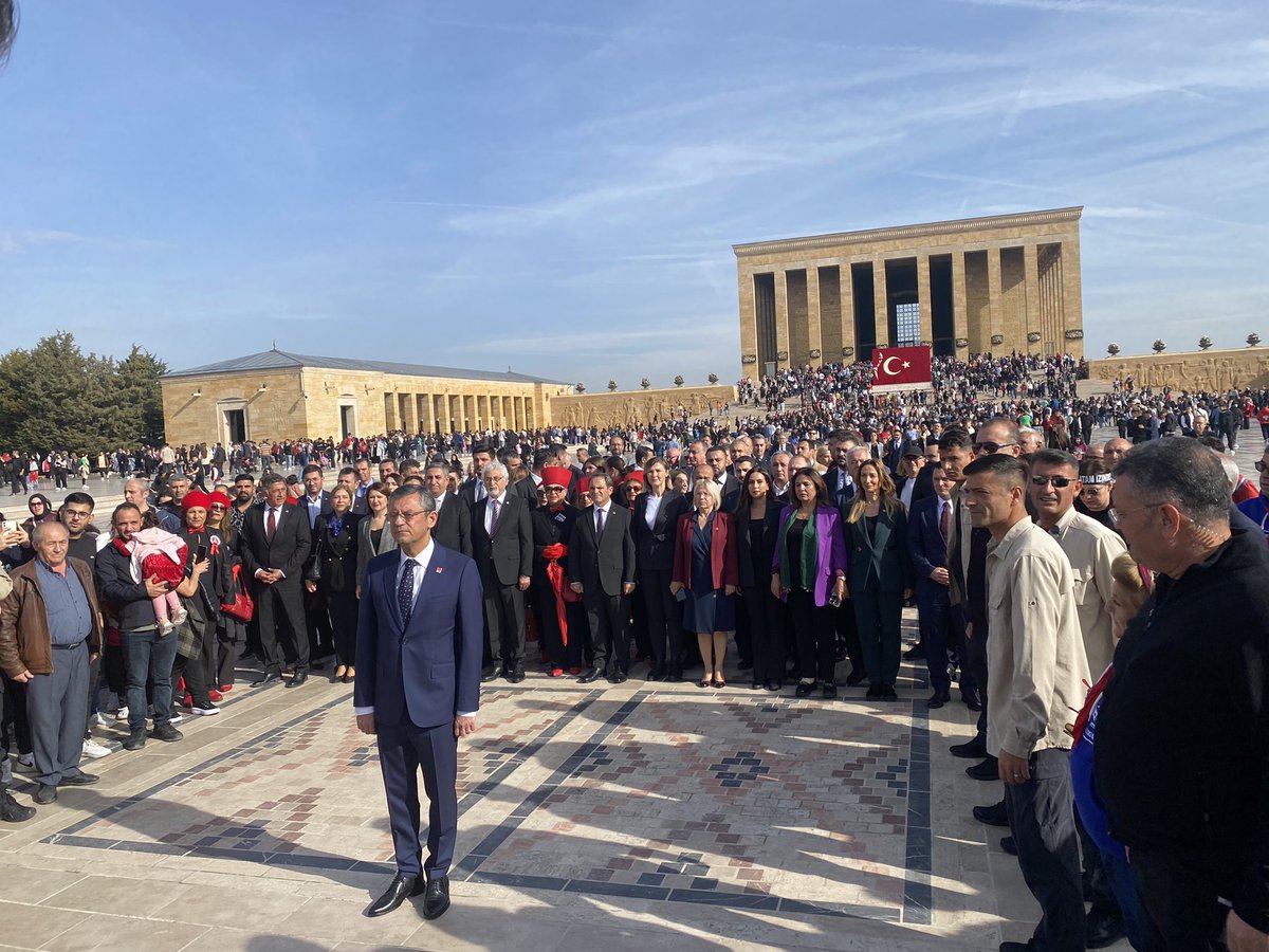 mehmettumnet's tweet photo. Genel Başkanımız Sayın Özgür Özel önderliğinde 38.Olağan Kurultay’da seçilen Parti Meclisi ve Yüksek Disiplin Kurulu Üyeleri ile birlikte kurucu Genel Başkanımız Mustafa Kemal Atatürk ve ikinci Genel Başkanımız İsmet İnönü’nün huzurlarına çıktık.@eczozgurozel https://t.co/j1X2rq4wJH