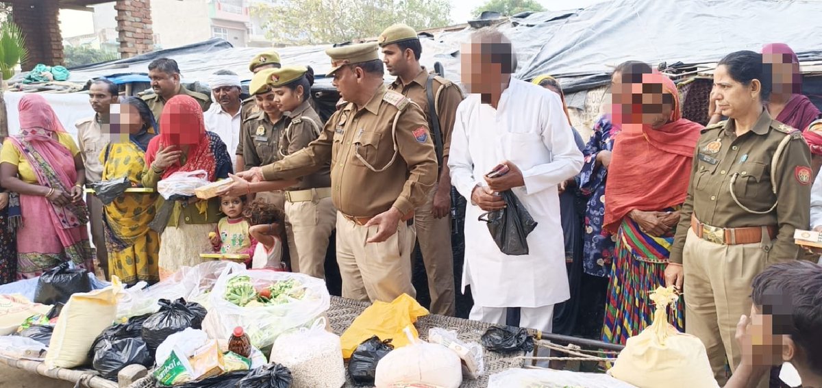 Etahpolice's tweet photo. "ये दिवाली, खुशियों वाली"
#HappyDiwali 
#UPPolice 
एटा – थाना जलेसर पुलिस ने गरीब बच्चों, फेरी लगाने वालों, मजदूरों को खुशियों के गिफ्ट बांटकर मनाई दिवाली, सभी के चेहरों पर दिखी मुस्कुराहट की रोशनी !!
#Uppcares https://t.co/ndrWxZuP1R