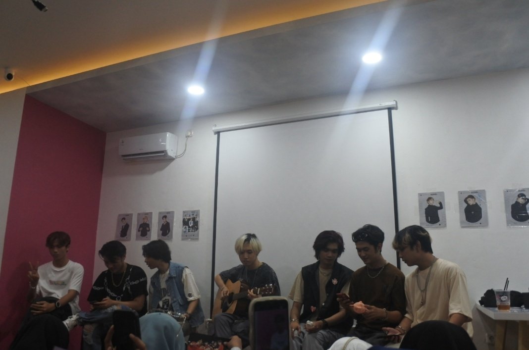 zkdleechoiny's tweet photo. Happy 2nd Anniversary Nevel♡

@Dearyl_Rmdhn @JRavinscky

 #NEVEL2ndAnniversary #NEVEL2OURNEY https://t.co/Lq92kvvX9b