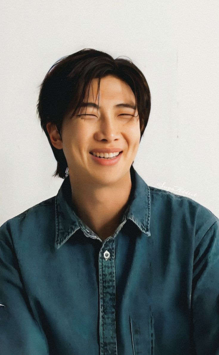 t_goldensisters's tweet photo. ✨️NAMJOON LUGGAGE TAG✨️

well there he is 🥹 Rm with his cute smile wearing denim as he was for his album, Indigo 🪻

hope you guys like it 🙈

{ BTS luggage tag | bts design | kim namjoon } https://t.co/9QN0vxgIky