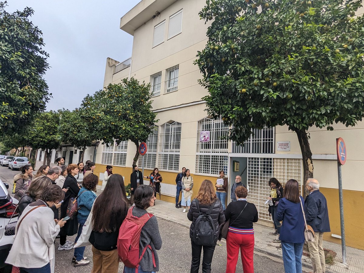 📸🗺️📢 ¡'Fotovoz por el distrito sur'! Colaboración estelar entre @GdT_Inequidades y @PACAPandalucia en el #SAMFYC23 @SAMFyC @PACAPfederal Las participantes se han puesto en los 👟👞 del vecindario del @DistritoSurCOR para identificar 👁️ activos y mapear la zona.