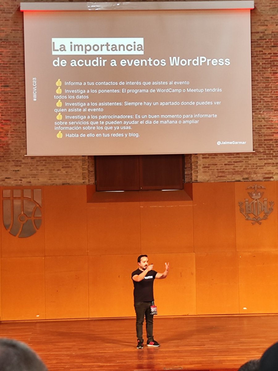 Por eso estoy aquí escuchando a <a href="/jaimegarmar_/">Jaime Gármar</a> en #WCVLC23 🤩