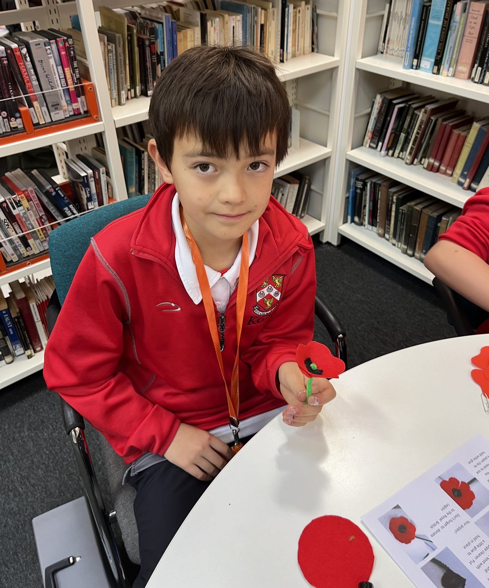 KGS1561's tweet photo. The KGS library's craft club never disappoints🧵🪡
This week our students enjoyed creating beautiful poppies while learning about the significance of #RemembranceDay😊 @KGSheadmaster @KGS_Library #RemembranceDay2023 @HMC_Org #workwellandbehappy https://t.co/1o58v2Tpgn