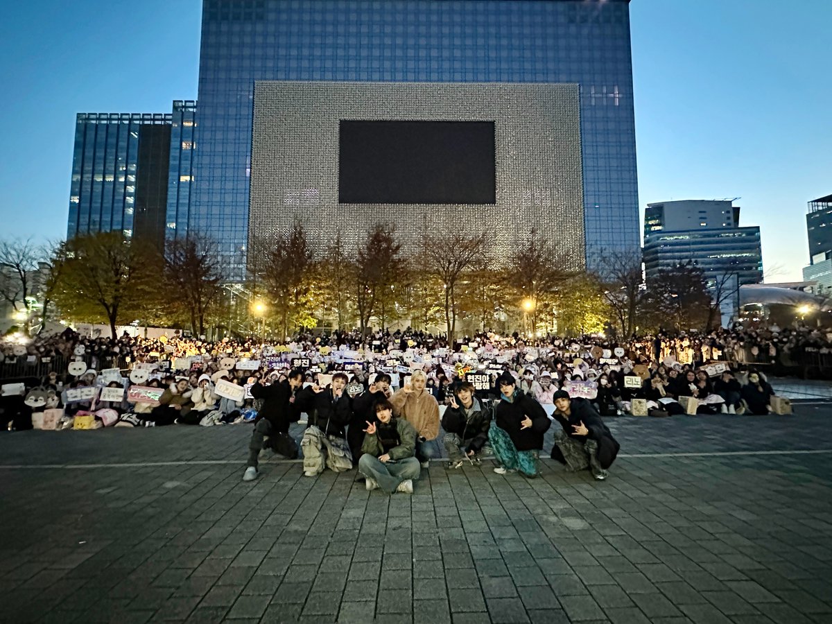 [스키지기]
제가 심각할 정도의 락스타 스키즈 중독이래요... 흥, 웃기는 소Lalalala la lalalala🤘 음악중심부터 미니팬미팅까지 하루종일 스키즈와 보낸 하루💓 내일도 함께해요👍

#StrayKids #스트레이키즈
#樂_STAR #ROCK_STAR
#락 #樂 #LALALALA
#쇼음악중심 #MusicCore
#YouMakeStrayKidsStay