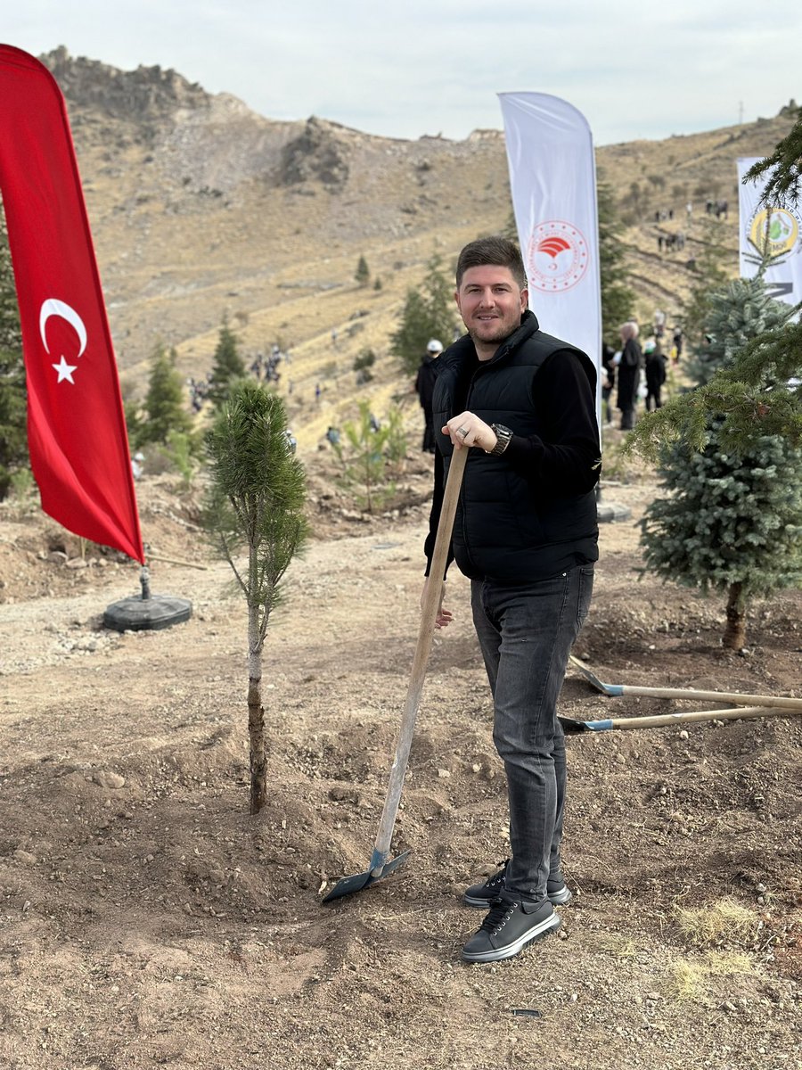 11 Kasım #MilliAğaçlandırmaGünü’nde toprakla buluşturduğumuz her fidan, geleceğe nefes olacak🇹🇷
