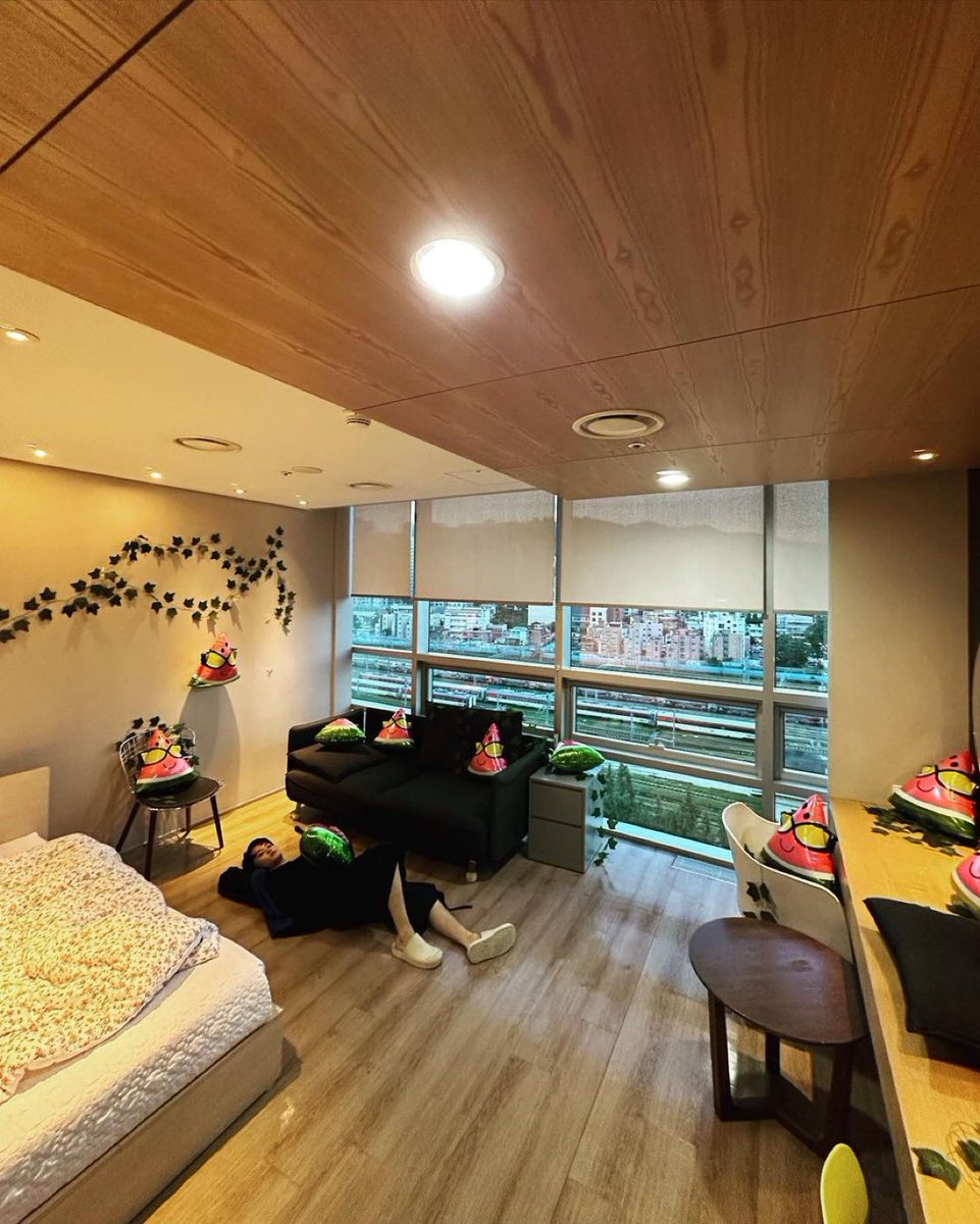 catmimo's tweet photo. his ass is lying and I can prove it! Mucor3 does this little surprise to some of their former MCs, last cb M4rk showed us the same room that Mucor3 prepared for him, look at the bed, you can't tell me they didn't close the blinds and slept on that bed together cuddling! 🤨 https://t.co/6O9UZP59Ay
