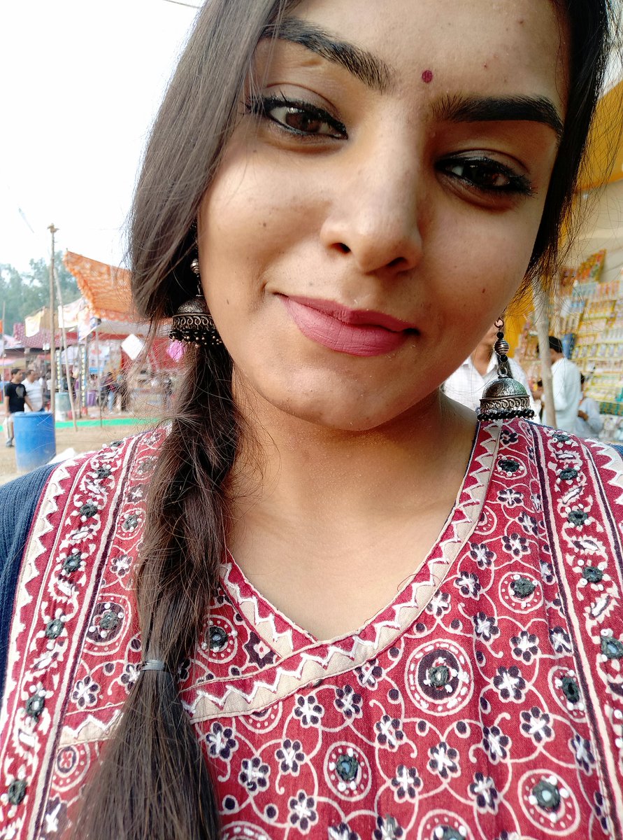 yours_tejasvi's tweet photo. At that age where I can steal my mom's kurta, jhumka, lipstick, bindi without any sharam https://t.co/AowluwpDBr