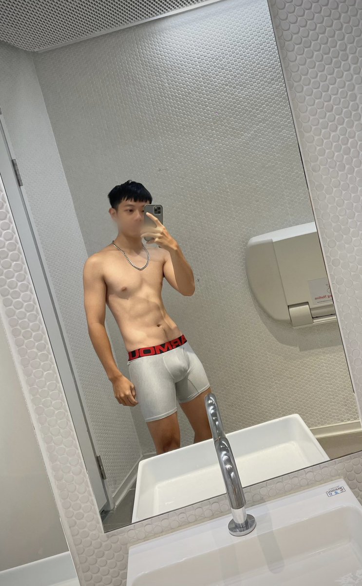 drakemaster01's tweet photo. 學弟說我太久沒發肉了😕 https://t.co/auh1udcOtt
