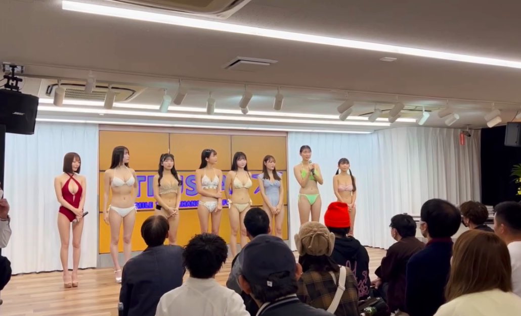 取り急ぎ! 
『PIN-UP GIRL』
写真集発売イベント
きてくれた皆様
ご購入頂きありがとうございました涙

そしてまさかの
5冊購入特典の方々
10冊購入特典の方々も…涙
本当にありがとう。涙
プレゼントもありがと泣
皆様にお会いできて幸せいっぱいです。

今日は1部2部
どちらも変形水着、紅白でした照 https://t.co/Bx7FINFR2T