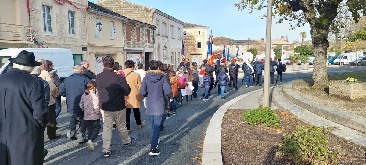 ClgJMonnet's tweet photo. Les valeurs de la République au cœur de l'engagement du collège sur son territoire: après la cérémonie d'hommage du 16 octobre,nous étions présents ce matin avec des élèves de 6ème et CM2,gage de la perpétuation de la mémoire et du souvenir. @laurent_lom @AcBordeaux @DsdenGironde https://t.co/QLLe9DHQD6