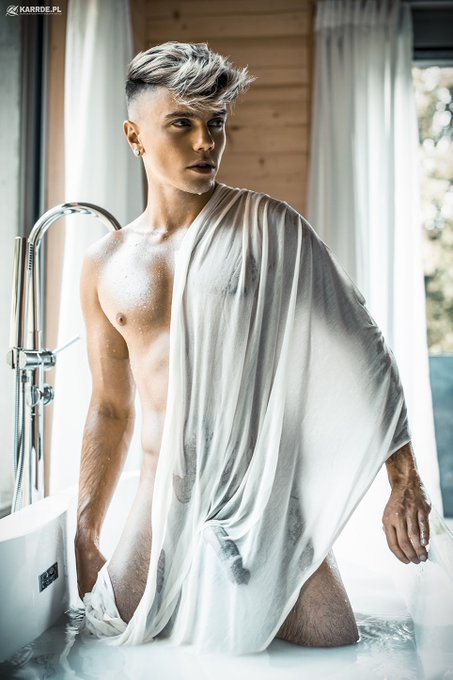 Bath time 🤤🤤🤤  Retweet if you'd like to remove the fabric  😈🍆🍆🍆🥵🔥👅  Shot by @karrde_pl 💦 https://t.c