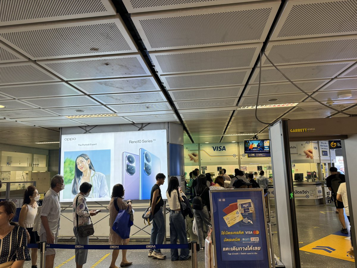 ทำไมคนใน MRT ถึงมาต่อแถวซื้อตั๋วกับพนักงานกันเยอะ 

ไม่ค่อยซื้อกับตู้ ?