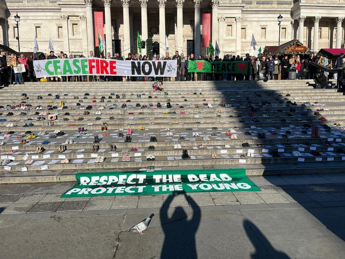 theipaper's tweet photo. Away from the Cenotaph, where the far-right have been clashing with police, pro-Palestinian activists lined up to remember children killed in Gaza during the recent conflict

Everyone fell silent at 11am for a two minutes’ silence marking Armistice Day

@ClaireGilbodyD reports: https://t.co/E0avlpZ6Ac