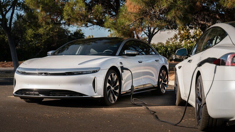 arena_ev's tweet photo. 🚗⚡ Discover #LucidAir's latest innovation - #RangeXchange! This game-changing feature allows your Lucid Air to charge other EVs on the go. Say hello to more range and a tighter EV community! #EVcharging #FutureOfMobility #LucidMotors #TechInnovation
https://t.co/5tv9bSYvW8 https://t.co/H41ZsyUHTY