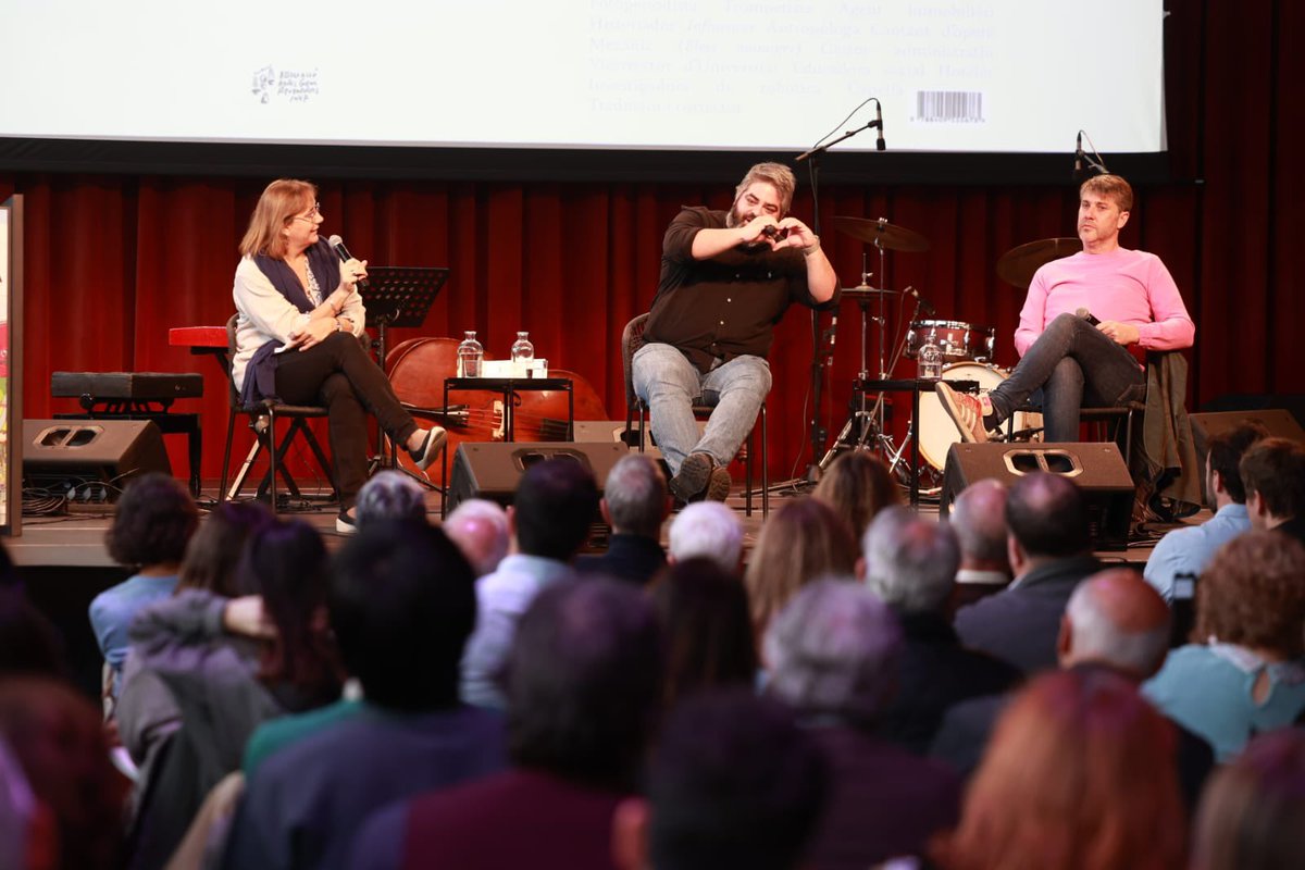revenedors's tweet photo. @BernatDedeu @mariaxinxo @FrancescSendil Comença l’enregistrament del podcast ‘La Reserva’ d’@ElTemps_Arts, a càrrec de Damià Amorós, amb l’escriptor i filòsof Bernat Dedéu i l’antropòloga social Montserrat Clua, com a protagonistes https://t.co/40it0dmLFF