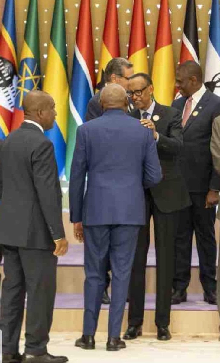 Technically these two countries are not at war with each other!
On the portrait, President Kagame and Vital Kamerhe, the actual  minister of Economy of #DRC; amicably greet each other at the Saudi African summit2023 in Saudi Arabia today🤗

Let's Leave the Politics to the…