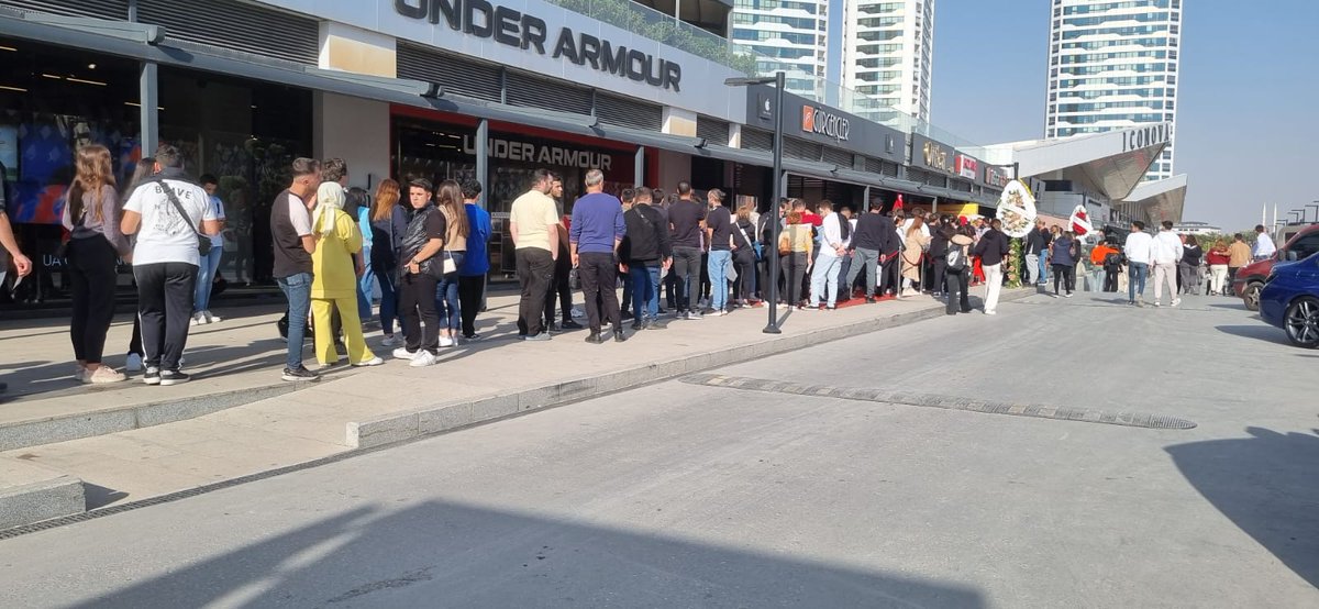 Gazeteci_mhk's tweet photo. #Gaziantep'te #iconova'daki mağazada indirimli iPhone ve aksesuarlarını almak isteyenler uzun kuyruklar oluşturdu.. #memleket manzarası #SonDakika https://t.co/RQHQv1QFka