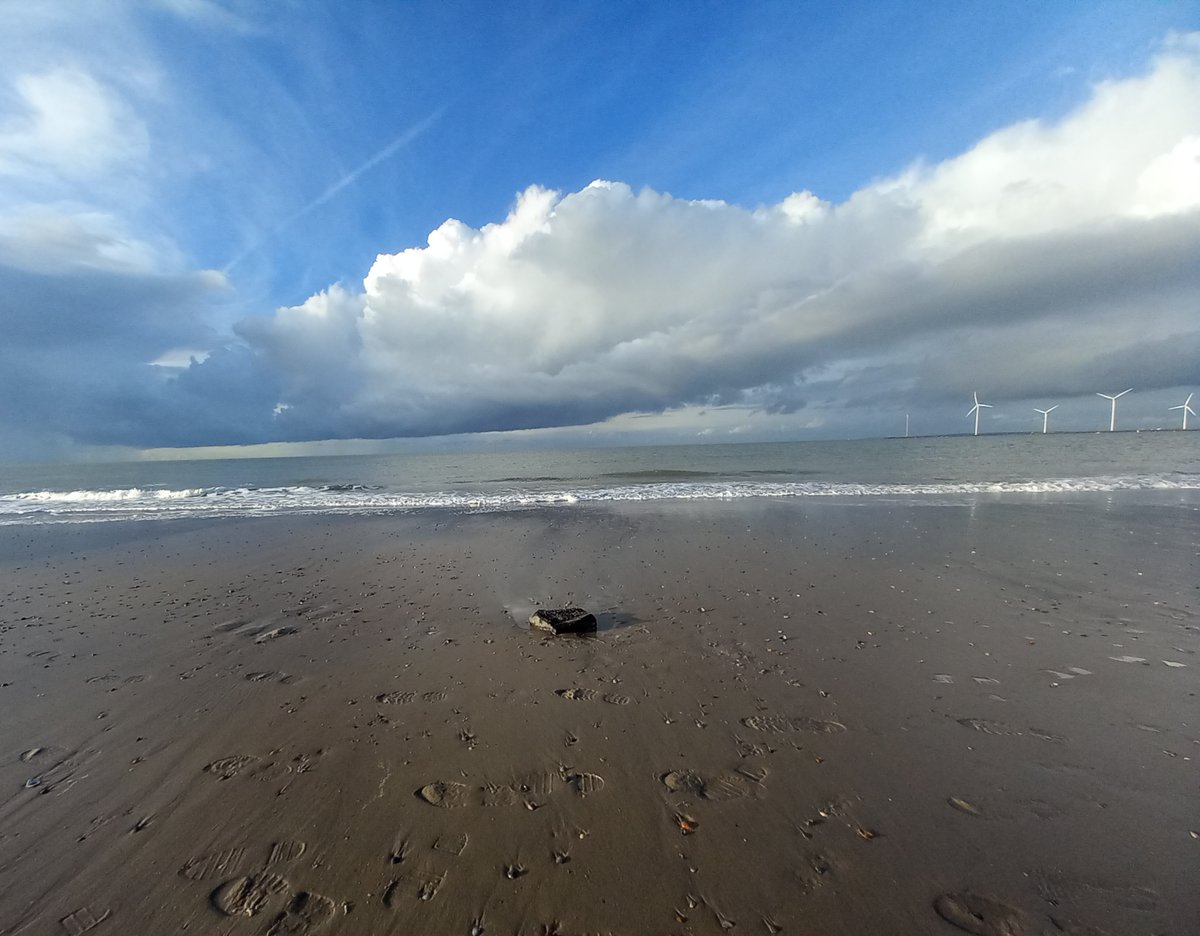 Zomaar een nazomerdag in Zeeland aan de zee:
samenspel van land en lucht, of van samen spelen
te gek om los te lopen, of toch zo met z'n twee
hiervan krijg ik nooit genoeg, maar genoeg om te delen..
<a href="/dezeekust/">De Zee Kust -DZK-</a> <a href="/versvandezee/">Vers van de Zee</a>