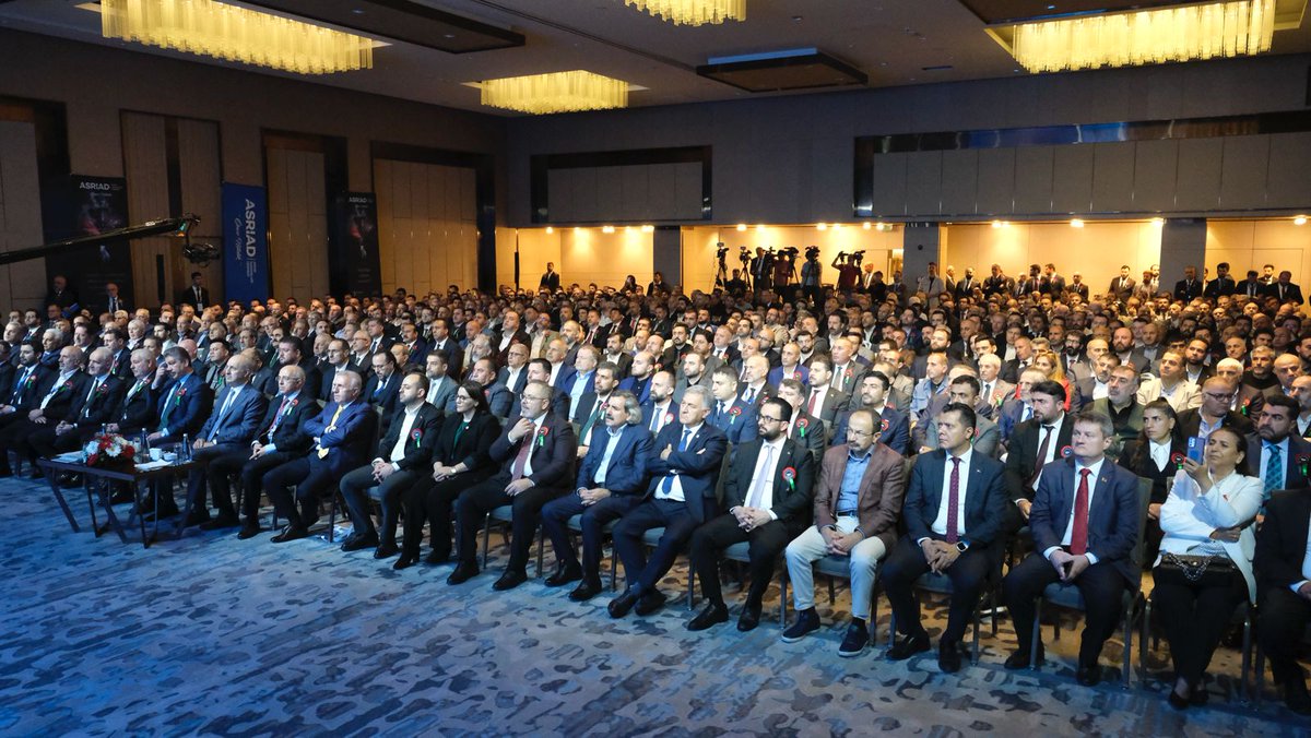 ASRİAD 3. Olağan Genel Kurulu, "Kıst Çağrısı" temasıyla gerçekleştirildi. 

TBMM Başkanımız Prof. Dr. Numan Kurtulmuş, Ticaret Bakanımız Prof. Dr. Ömer Bolat, İTO Başkanı Şekib Avdagiç, protokol davetlilerinin yanı sıra ASRİAD Genel Merkez ve şubelere mensup iş insanlarının