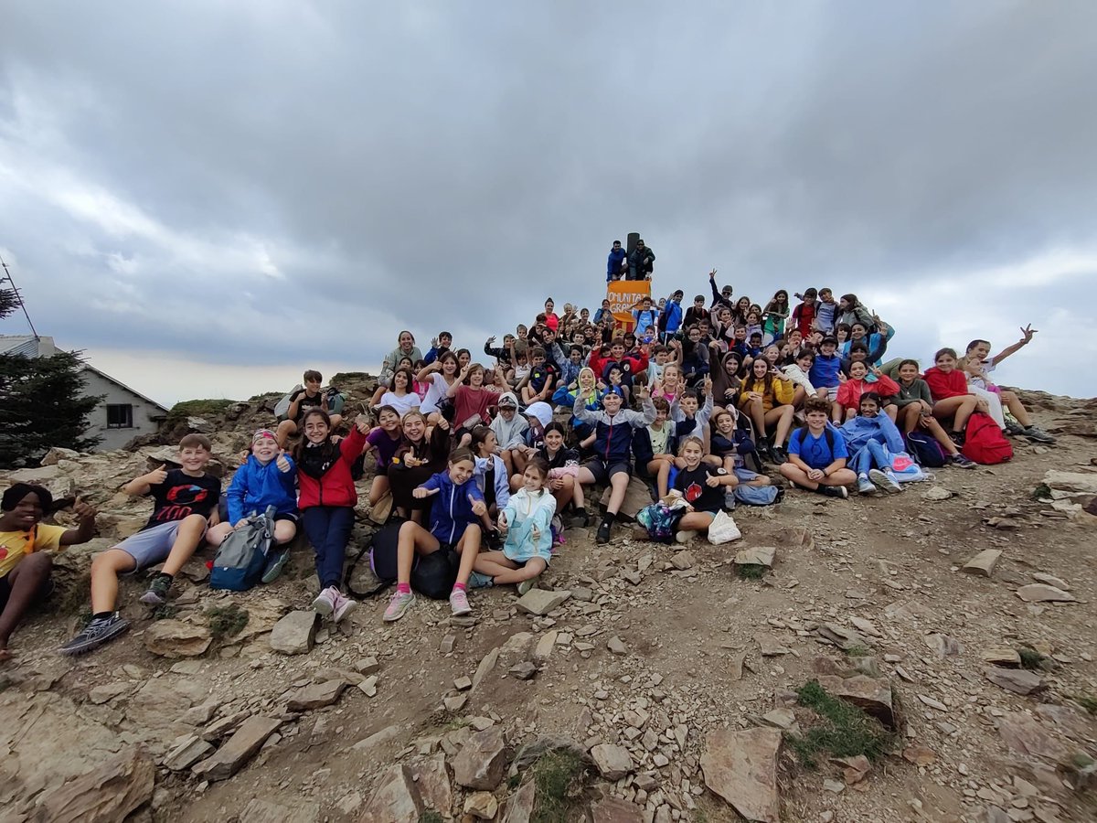 Els més grans de l'escola van pujar al Turó de l'Home. Va ser un esforç col·lectiu on van acompanyar-se i van aprendre a ser una mica més solidaris. Ara que ja han passat uns dies d'aquesta imatge encara parlen de l'emocionant moment. Vivència que els acompanyarà tot el curs.