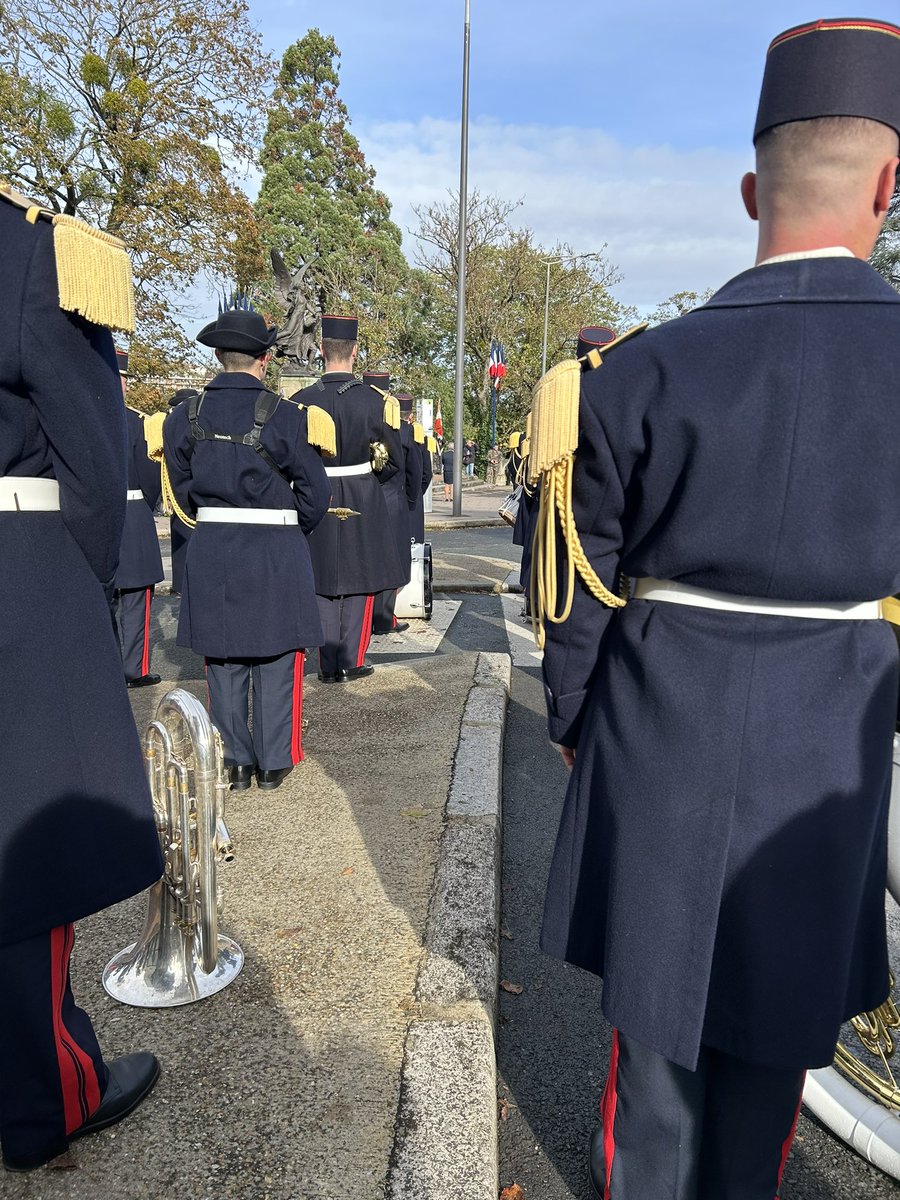 DoloresProst's tweet image. #Poitiers : beaucoup de monde aujourd’hui pour ce 11 Novembre ! Le général Pierre délégué départemental #RICM passe les troupes revue ! 
Jour de souvenir ! Je note la sécurité impressionnante qui nous entoure ! Armée et police arme au poing ! Il est vrai que nous avons eu 2