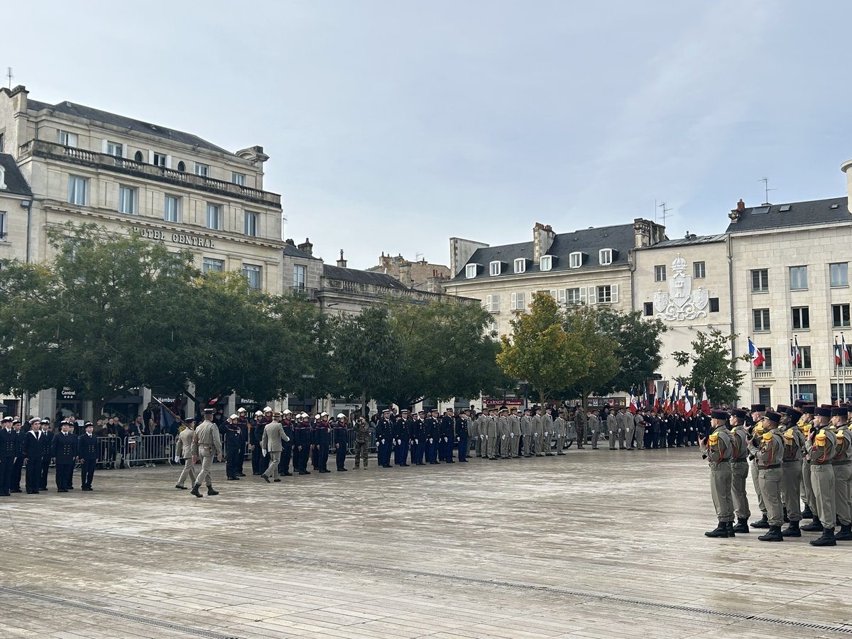 DoloresProst's tweet image. #Poitiers : beaucoup de monde aujourd’hui pour ce 11 Novembre ! Le général Pierre délégué départemental #RICM passe les troupes revue ! 
Jour de souvenir ! Je note la sécurité impressionnante qui nous entoure ! Armée et police arme au poing ! Il est vrai que nous avons eu 2