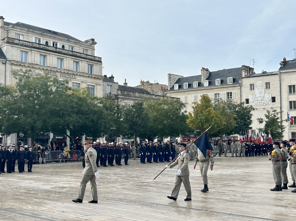 DoloresProst's tweet image. #Poitiers : beaucoup de monde aujourd’hui pour ce 11 Novembre ! Le général Pierre délégué départemental #RICM passe les troupes revue ! 
Jour de souvenir ! Je note la sécurité impressionnante qui nous entoure ! Armée et police arme au poing ! Il est vrai que nous avons eu 2