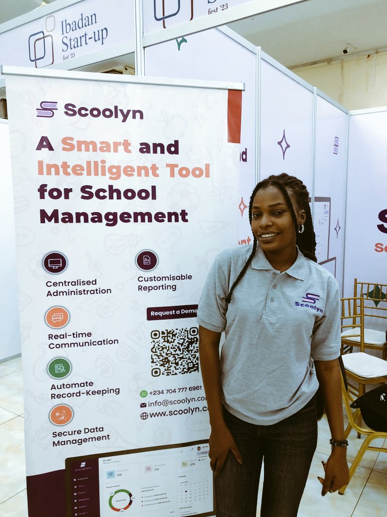 How many pictures do you think I looked through b4 settling on this one?😂
My hooded eyes won't let me shine. 
I'm outside today @ibstartupfest exhibiting @scoolyn_app 
If you see me, say hello🤗
#ibadanstartupfest23
#ProudlyOyo