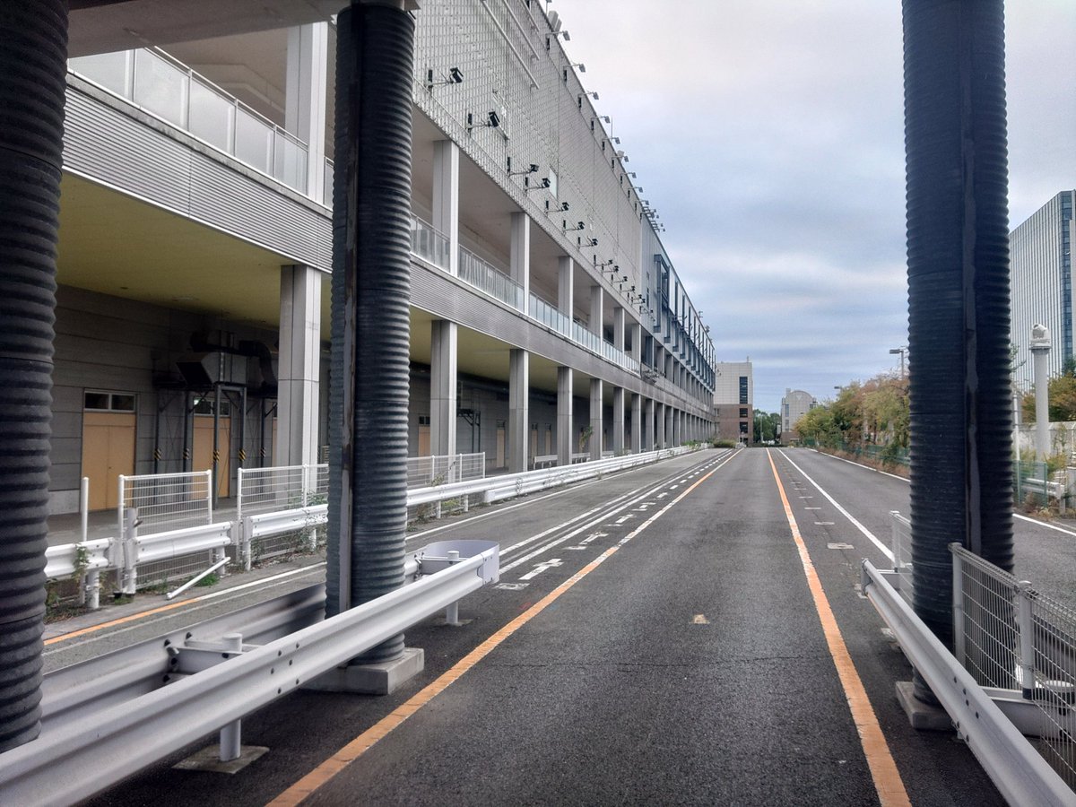 LegacyRs1991's tweet photo. メガウェブの試乗コース、トヨタ系のすべて本の撮影を思い出すな。
けど、車種が思い出せない……
#メガウェブ 
#MEGAWEB https://t.co/Dyc3BTFToc