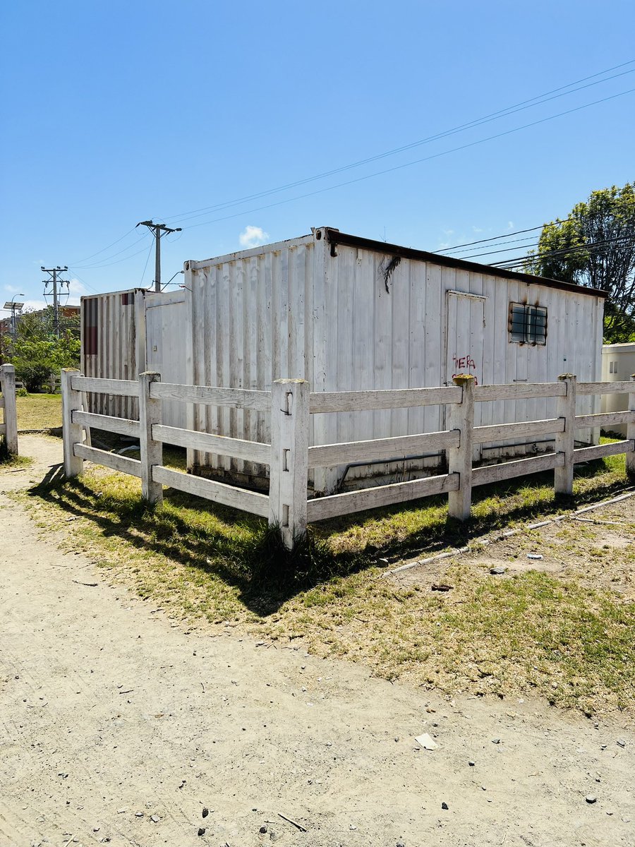 Tianor26's tweet photo. #Denunciaciudadana @munilaserena Cementerio D Containers #Pdelmar echó por @iaconcagua foco de delincuencia para el barrio ya q los delincuentes se esconden entre los Container durante las noches, aparte contamina visualmente el paisaje residencial. @elobservatodo @LaSerenaDrone https://t.co/gdQDIHEk4y