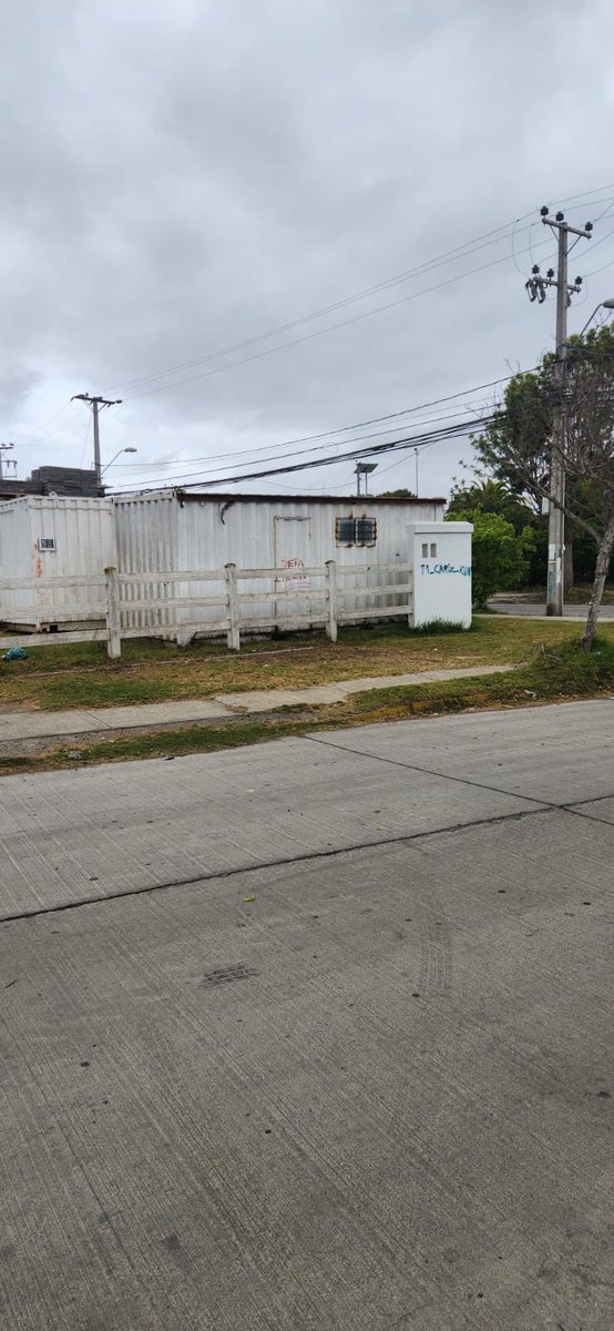 Tianor26's tweet photo. #Denunciaciudadana @munilaserena Cementerio D Containers #Pdelmar echó por @iaconcagua foco de delincuencia para el barrio ya q los delincuentes se esconden entre los Container durante las noches, aparte contamina visualmente el paisaje residencial. @elobservatodo @LaSerenaDrone https://t.co/gdQDIHEk4y
