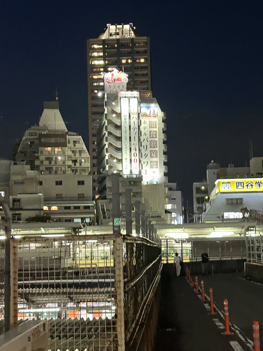 86n_game's tweet photo. 牛乳にしか見えないマンション https://t.co/BYmWwp4fHF