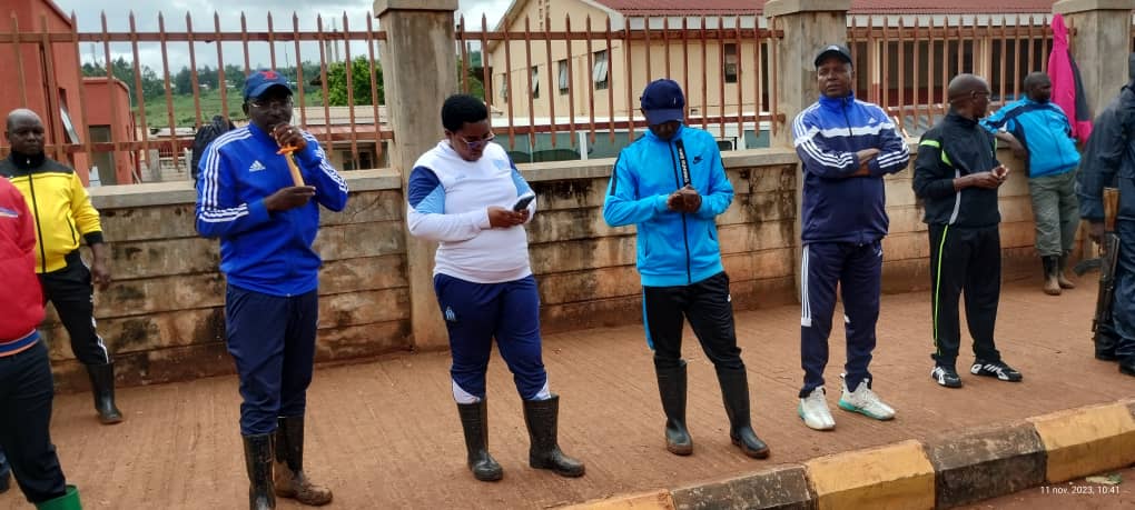 BuhumuzaProvinc's tweet photo. L'entretien de la route de #Kobero a été prioritaire surtout pour le curage du caniveau. 
Ces travaux ont été rehaussé par le président de la Cours constitutionnel @Vabagor .
@MininterInfosBi 
@MiniJustice_BDI https://t.co/VWulKOgk0I