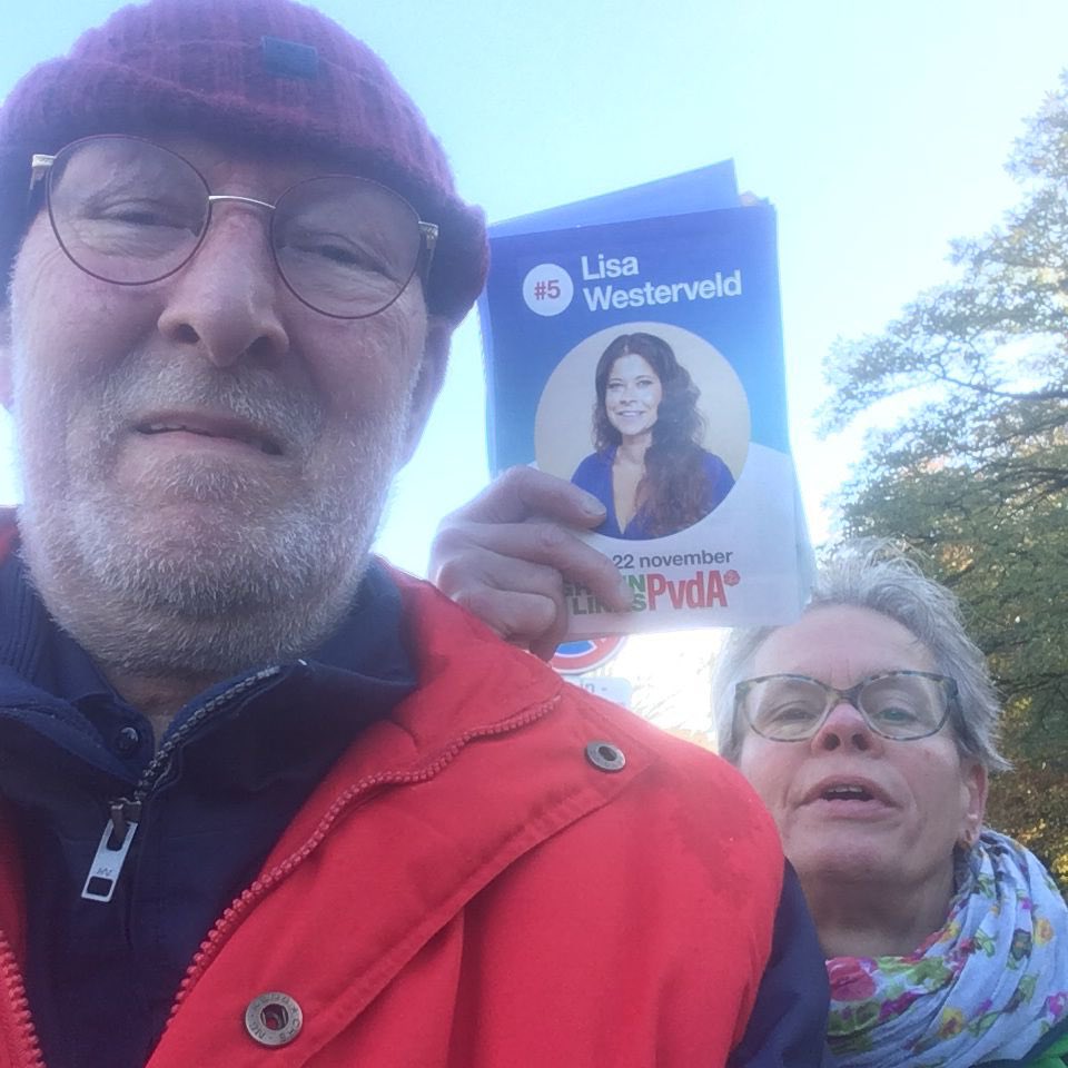 PvdARenkum's tweet photo. Vanmorgen gingen we huis-aan-huis in Wolfheze! Veel positieve reacties en een zonnetje ☀️

Vanmiddag vind je ons in Heveadorp. 💚❤️ #samenkanhet https://t.co/XH3phLenbu