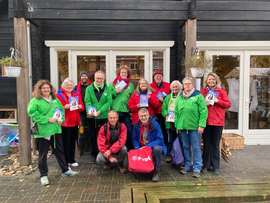 PvdARenkum's tweet photo. Vanmorgen gingen we huis-aan-huis in Wolfheze! Veel positieve reacties en een zonnetje ☀️

Vanmiddag vind je ons in Heveadorp. 💚❤️ #samenkanhet https://t.co/XH3phLenbu