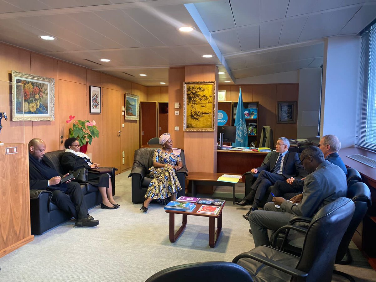 Durante a minha estadia em Paris tive a oportunidade de manter um encontro de concertação com o Director Geral Adjunto da UNESCO Sr. Qu Xing. Falamos sobre importância da Bienal de Luanda na  promoção Cultura de paz no continente africano e necessidade de aprofundar  a nossa